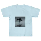 million-mindの朝靄の湖畔に浮かぶ木 Heavyweight T-Shirt