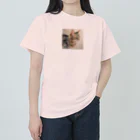 OkometoOmochiの横向き猫 ヘビーウェイトTシャツ