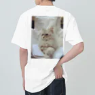 Maarjaara_Maarjaaraの白い猫と白い椅子 ヘビーウェイトTシャツ