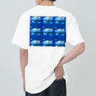 NORIMA'S SHOP の漂流した氷の上でクジラを眺めるしろくまくんとペンギンちゃん Heavyweight T-Shirt