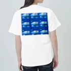 NORIMA'S SHOP の漂流した氷の上でクジラを眺めるしろくまくんとペンギンちゃん Heavyweight T-Shirt