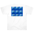 NORIMA'S SHOP の漂流した氷の上でクジラを眺めるしろくまくんとペンギンちゃん Heavyweight T-Shirt