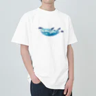 ヒロシオーバーダイブのペンギン、夏の海を泳ぐ。 Heavyweight T-Shirt