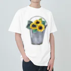 Fred HorstmanのWatering bucket and sunflowers  じょうろ と ひまわり ヘビーウェイトTシャツ