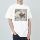 uchinoinumiteの添い寝に誘う犬 ヘビーウェイトTシャツ