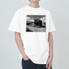 崖っぷちのポニョの"Nostalgia Ville：さびれた町の魅力を感じるグッズ" Heavyweight T-Shirt