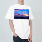 気まぐれ雪だるまの夕焼けの海 Heavyweight T-Shirt