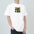 kokin0の草むらで斜めを見つめる犬 dog looking for the anywhere Heavyweight T-Shirt