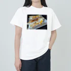 石本祐介 / フリーランスプログラマのハムたまごチーズサンド ヘビーウェイトTシャツ