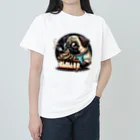 doggoodsのおいしいケーキを食べるかわいいパグ Heavyweight T-Shirt