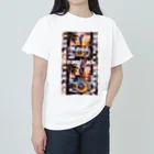 ブラックホワイトの背面タイヤに立つ女性 Heavyweight T-Shirt