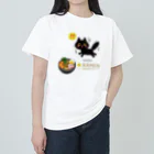 MirofuruDesignのラーメンが大好きな黒猫がラーメンを見つけて驚いている ヘビーウェイトTシャツ