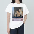 ANAROGUの出窓で飼い主帰るを待つ猫たち Heavyweight T-Shirt