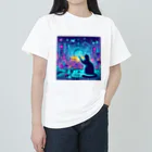 ニャーちゃんショップのサイバー都市でホログラフィックな街並みを楽しむネコ ヘビーウェイトTシャツ