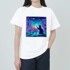 ニャーちゃんショップのサイバー都市でホログラフィックな街並みを楽しむネコ Heavyweight T-Shirt