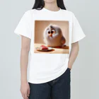 Tの店のフサフサの鳥が、美味しそうな餌を見つけた様子 Heavyweight T-Shirt