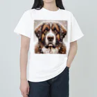 Ama'sの雪の中しかめっ面の犬さん ヘビーウェイトTシャツ