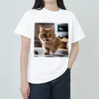 feliceのキッチンで飛び跳ねる猫 Heavyweight T-Shirt