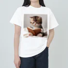 しんふぉショップの読書する赤ちゃんネコのグッズ Heavyweight T-Shirt