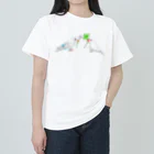 Lily bird（リリーバード）のセキセイインコと文鳥とクローバー フルカラー① ヘビーウェイトTシャツ