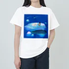 NORIMA'S SHOP の漂流した氷の上でクジラを眺めるしろくまくんとペンギンちゃん Heavyweight T-Shirt