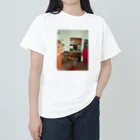 初審のWoman w/ Camera Taking Pic of Friend in Tomato Costume Heavyweight T-Shirt