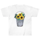 Fred HorstmanのWatering bucket and sunflowers  じょうろ と ひまわり ヘビーウェイトTシャツ