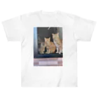 ANAROGUの出窓で飼い主帰るを待つ猫たち Heavyweight T-Shirt