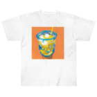 Yuhki | おばけのゆうき 公式オンラインショップ　【ちぎり絵・貼り絵のTシャツ・パーカー・スマホケース・バッグ・日用品・雑貨・文具・ドッグTシャツなど販売中】のオレンジジュースをコップにそそぐ(ちぎり絵/貼り絵) ヘビーウェイトTシャツ