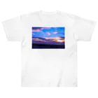 気まぐれ雪だるまの夕焼けの海 Heavyweight T-Shirt