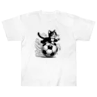 ボールボーイの猫とサッカーボール白黒 Heavyweight T-Shirt