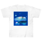 NORIMA'S SHOP の漂流した氷の上でクジラを眺めるしろくまくんとペンギンちゃん Heavyweight T-Shirt