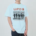 UFO社（Tシャツデザイン課）の謎の5人、背後にUFO。 ヘビーウェイトTシャツ