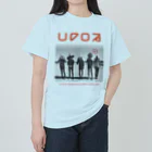 UFO社（Tシャツデザイン課）の謎の5人、背後にUFO。 ヘビーウェイトTシャツ