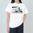 akane_art（茜音工房）のモノクロチワワ（アンニュイ1） ヘビーウェイトTシャツ