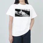 akane_art（茜音工房）のモノクロチワワ（アンニュイ2） ヘビーウェイトTシャツ