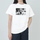 akane_art（茜音工房）のモノクロチワワ（ぺろんちょ） ヘビーウェイトTシャツ