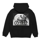 Skull sectionのバイクとガイコツ（黒メイン） パーカーの裏面