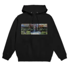 馬と桃の舞進む馬 Hoodie