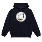 Beautiful Earthのプラスチックをヒナに与える鳥 Hoodie