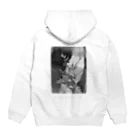 B  L  A  C  K  B  E  U  R  AのThe stream / dark tribe - white Hoodie:back