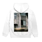 ハラシバキ商店の心霊写真(窓の女) Hoodie:back