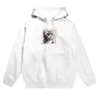 獣医学生の高橋さんの斜め上を見る猫 Hoodie