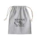 猫と釣り人のブラックバス1_8K Mini Drawstring Bag