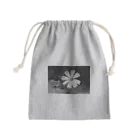 FILM CANERA FANのMONOCHROME FLOWER Mini Drawstring Bag