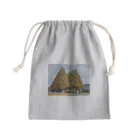 トロールショップの紅葉の季節の並木道 Mini Drawstring Bag