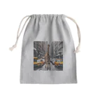 Wenbeeの車が行き交う街にたたずむキリン Mini Drawstring Bag