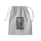 Makoto_Kawano Designの悪そうなのにカワイイ猫ちゃん Mini Drawstring Bag