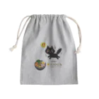 MirofuruDesignのラーメンが大好きな黒猫がラーメンを見つけて驚いている Mini Drawstring Bag