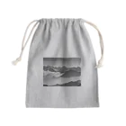 山のくまの幻想的な景色 Mini Drawstring Bag